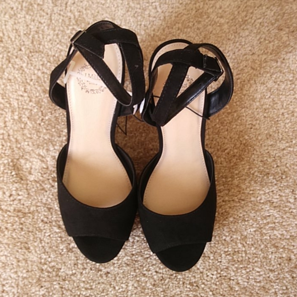 Shoe - Picture 2 of 8